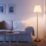 آباژور ایستاده ایکیا مدل ARSTID در اتاق پذیرایی