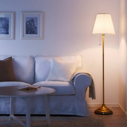 آباژور ایستاده ایکیا مدل ARSTID در اتاق پذیرایی